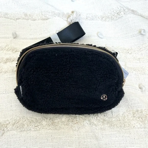NWT Lululemon everywhere belt bag fleece black - Picture 5 of 7